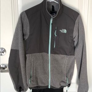 Women’s lightweight north face fleece jacket
